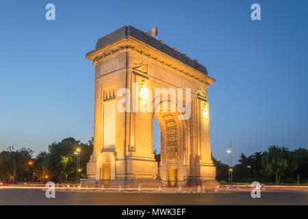 Bukarest, der Triumphbogen (Arcul de Triumf) in der Dämmerung Stockfoto