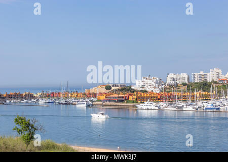 Ferragudo, Lagoa, Algarve, Portugal. Von Ferragudo, Portimao über den Fluss Arade. Stockfoto