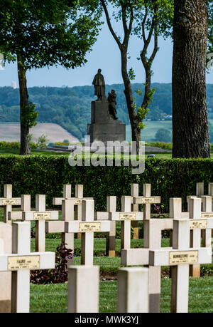 Notre Dame de Lorette französischen nationalen Mahnmal und Soldatenfriedhof, Statue des französischen General Paul Maistre Stockfoto