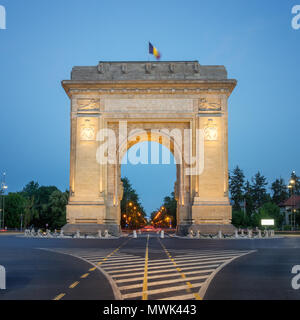 Bukarest, der Triumphbogen (Arcul de Triumf) in der Dämmerung Stockfoto