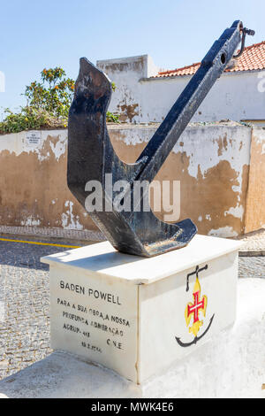 Ferragudo, Lagoa, Algarve, Portugal. Ein Denkmal eingeweiht, Lord Baden Powell, befindet sich gegenüber der nördlichen Fassade der Igreja de Nossa Senhora da Conceição in dem Fischerdorf Ferragudo. Generalleutnant Robert Stephenson Smyth Baden-Powell, 1. Baron Baden-Powell, 1857 - 1941). Britische Armee Offizier, Schriftsteller, Gründer und erster Chief Scout Der Pfadfinder verband und Gründer der Girl Guides. Stockfoto