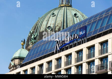BERLIN, DEUTSCHLAND - 15. MAI 2018: Radisson Blu Hotels & Resorts Logo auf das Gebäude des Hotels mit Berliner Dom Berliner Dom im Hintergrund auf Mai Stockfoto