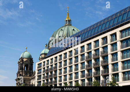 BERLIN, DEUTSCHLAND - 15. MAI 2018: Radisson Blu Hotels & Resorts Logo auf das Gebäude des Hotels mit Berliner Dom Berliner Dom im Hintergrund auf Mai Stockfoto