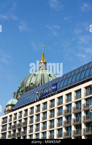 BERLIN, DEUTSCHLAND - 15. MAI 2018: Radisson Blu Hotels & Resorts Logo auf das Gebäude des Hotels mit Berliner Dom Berliner Dom im Hintergrund auf Mai Stockfoto