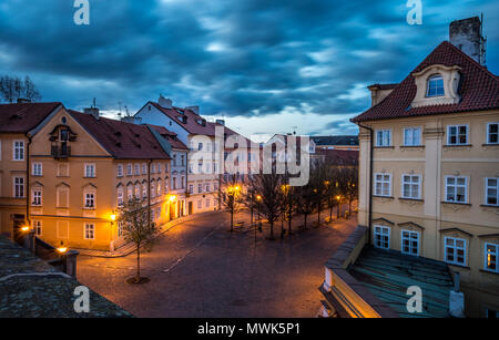 Romantische Aussicht auf Prag von der Karlsbrücke bei Sonnenaufgang romantische Aussicht auf Prag Insel Kampa Karlsbrücke bei Sonnenaufgang. Lange Belichtung. Stockfoto