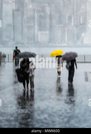 Verschwommene Menschen mit Sonnenschirmen zu Fuß durch die Straße unter dem starken Regen. Die Hong Kong Insel im Dunst auf Hintergrund. Yellow Umbrella. Stockfoto