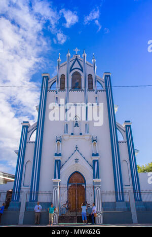 GRANADA, Nicaragua, Mai 14, 2018: Im freien Blick auf La Capilla Maria Auxiliadora gotischen Stil Katholische Kirche, vertikale Ansicht, in einem wunderschönen blauen Himmel an einem sonnigen Tag Stockfoto