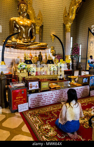 Gläubigen beten in Wat Traimit Tempel in Bangkok. Stockfoto