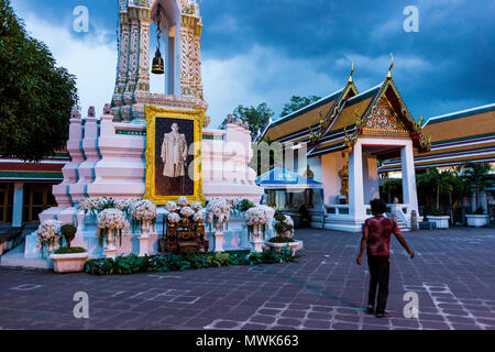 Touristen wandern in Wat Pho Tempel Stockfoto