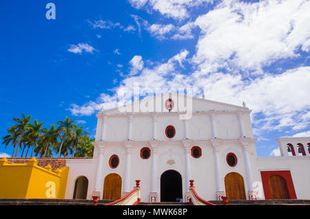 GRANADA, Nicaragua, Mai 14, 2018: Kirche Iglesia San Francisco, die älteste Kirche in Mittelamerika, im Jahre 1529 erbaut, zerstört von Henry Morgan und William Walker. Im Jahre 1868 wieder aufgebaut Stockfoto