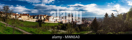 Panoramablick auf die Prager Burg Stockfoto