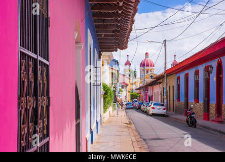 GRANADA, Nicaragua, Mai 14, 2018: Outdoor Ansicht der Fassade Gebäude mit rosa Wand, Tür und Dach in einem wunderschönen blauen Himmel Hintergrund im historischen Zentrum von Granada Stockfoto