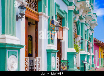 GRANADA, Nicaragua, Mai 14, 2018: Outdoor Ansicht der Fassade Gebäude mit Türkis Wand und Tür im historischen Zentrum von Granada im spanischen Kolonialstil Architektur Stockfoto