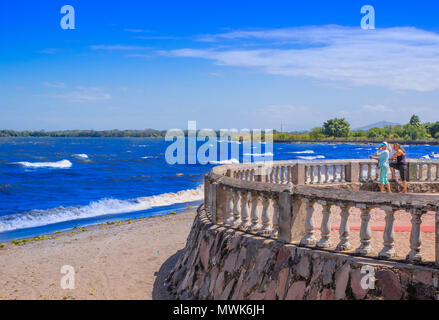 GRANADA, Nicaragua, Mai 14, 2018: Outdoor Ansicht von unbekannten Personen in einem Seeufer genießen Sie den herrlichen Blick auf die See in sonniger Tag in Nicaragua Stockfoto