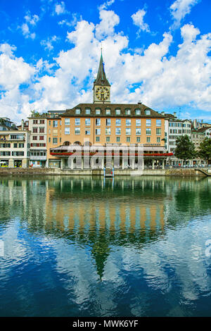 Zürich, Schweiz - 30. Juli 2016: Gebäude entlang der Limmat im historischen Teil der Stadt Zürich, St. Peter Kirche Turm in den hinterg Stockfoto