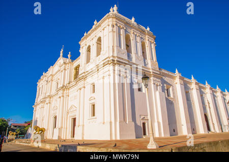 LEON, Nicaragua, Mai, 16., 2018: Im freien Blick auf die weissen Gebäude Struktur der Catedral de la Ascuncion de Maria, Mary's Kathedrale in einer wunderschönen sonnigen Tag und blauer Himmel Hintergrund Stockfoto