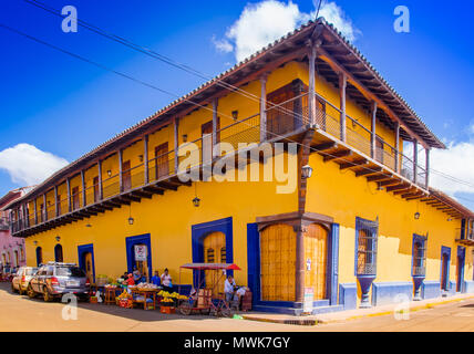 LEON, Nicaragua, Mai, 16., 2018: im Blick auf die Menschen auf einer Straße in Leon, Nicaragua ist das zweitärmste Land in Zentralamerika, vier von zehn Menschen verdienen weniger als einen Dollar pro Tag Stockfoto