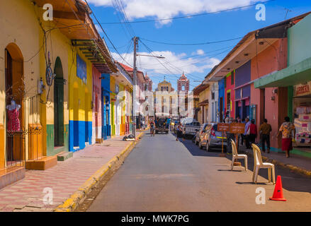 LEON, Nicaragua, Mai, 16., 2018: im Blick auf die Menschen auf einer Straße in Leon, Nicaragua ist das zweitärmste Land in Zentralamerika, vier von zehn Menschen verdienen weniger als einen Dollar pro Tag Stockfoto