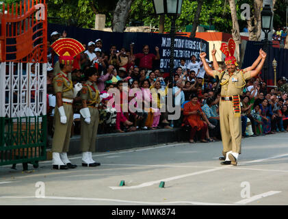 Die marschierenden Indischen Wachen in nationalen Uniform an der Zeremonie zur Senkung der Flaggen - 04-05-2015 Grenze zwischen Pakistan und Indien, Wagah, Lahore, Pa Stockfoto