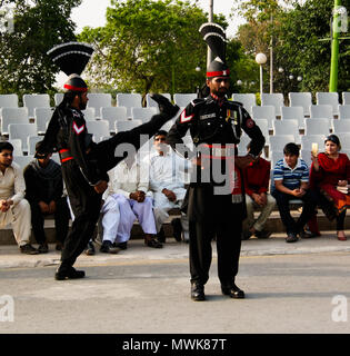 Die marschierenden Pakistanischen Wachen in nationalen Uniform an der Zeremonie zur Senkung der Flaggen - 04-05-2015 Grenze zwischen Pakistan und Indien, Wagah, Lahore, Stockfoto