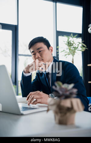 Junge asiatische Geschäftsmann arbeiten mit Laptop konzentriert Stockfoto