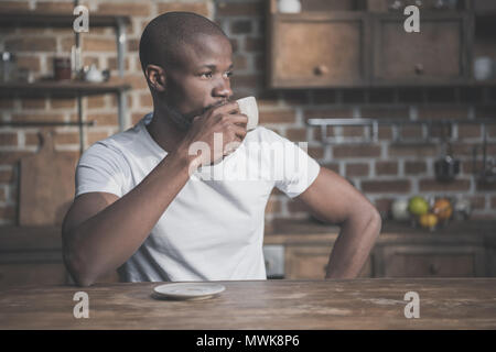 Schöne afrikanische amerikanische Mann seinen Kaffee am Morgen zu Hause in Stockfoto