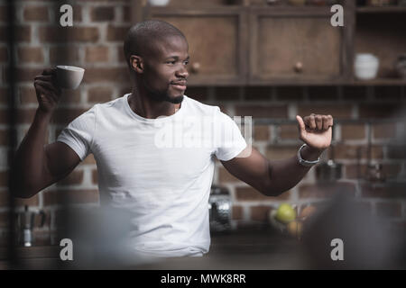 Schöne afrikanische amerikanische Mann seinen Kaffee am Morgen zu Hause in Stockfoto