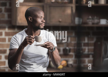 Schöne afrikanische amerikanische Mann seinen Kaffee am Morgen zu Hause in Stockfoto