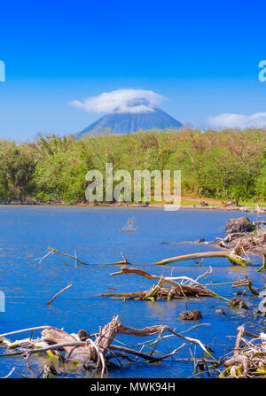 Vulkan Concepcion, Isla Ometepe in Nicaragua. Blick von der Fähre mit Cloud rund um den Gipfel des Berges Stockfoto