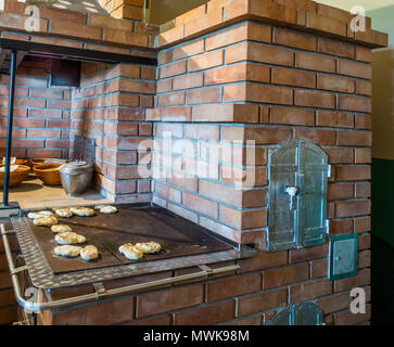 Pfannkuchen auf ein Backblech pepared auf der Kohle Küche. Der ... Pfannkuchen auf ein Backblech pepared auf der Kohle Küche. Der ...