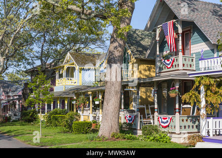 Bunte Lebkuchen Cottages in der Martha's Vineyard Camp Meeting Association (MVCMA) in Oak Bluffs, Massachusetts. Stockfoto