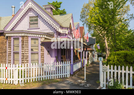 Bunte Lebkuchen Cottages in der Martha's Vineyard Camp Meeting Association (MVCMA) in Oak Bluffs, Massachusetts. Stockfoto