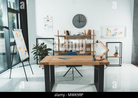 Leere Arbeitsplatz mit digitalen Tablette auf hölzernen Tisch in modernen Büro Stockfoto