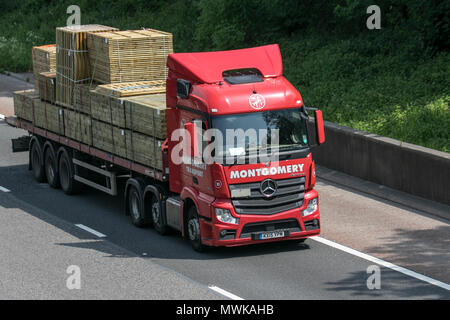 Montgomery Nutzfahrzeuge, Spedition, Lkw, Transport, Lastwagen, Cargo, Mercedes Benz Fahrzeug, Lieferung, Transport, Industrie, Fracht auf der M6 an der Lancaster. Großbritannien Stockfoto