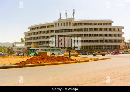 Addis Abeba, Äthiopien - Februar 19, 2015: Menschen und Unternehmen auf einer Straße im Zentrum von Addis Abeba, der Hauptstadt von Äthiopien und einer der größten ci Stockfoto
