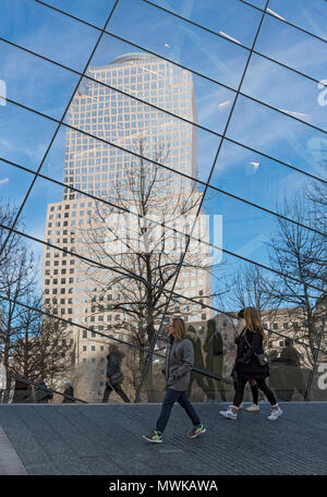 225 Liberty Street Gebäude (zwei World Financial Center), spiegelt sich in 9/11 Memorial and Museum, New York City, USA Stockfoto