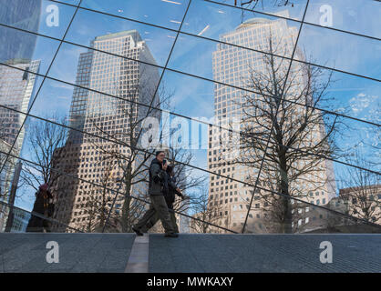 World Financial Center (Gebäude 225 Liberty Street und 200 Vesey Street) reflektiert in 9/11 Memorial and Museum, New York City, USA Stockfoto