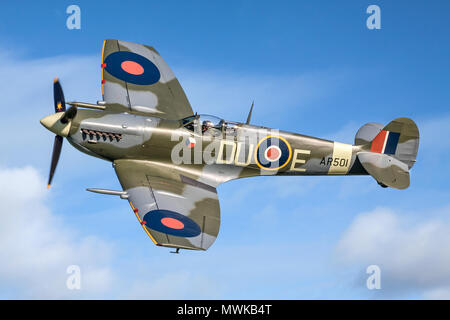 Die Shuttleworth Collection 1942 Spitfire LF.vc AR501? G-AWII dargestellt von Old Warden für einen Test/Praxis Flug im Mai 2018. Stockfoto