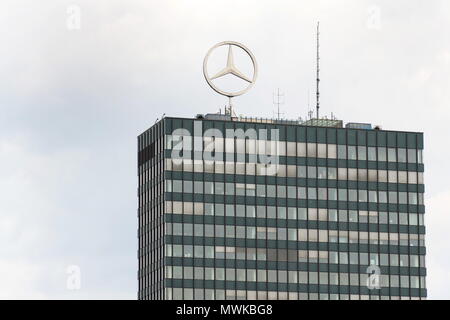 BERLIN, DEUTSCHLAND - 15. MAI 2018: Mercedes-Benz Logo auf der Oberseite des Verwaltungsgebäudes am 15. Mai 2018 in Berlin, Deutschland. Stockfoto