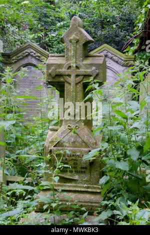 Grabsteine in Tower Hamlets Friedhof Park, einer der glorreichen Sieben Friedhöfe in London Stockfoto