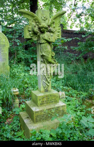 Grabsteine in Tower Hamlets Friedhof Park, einer der glorreichen Sieben Friedhöfe in London Stockfoto