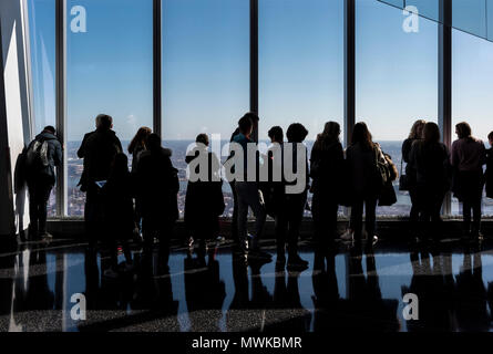 Besucher auf das One World Trade Center Aussichtsplattform, New York City, USA Stockfoto