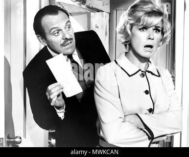 TERRY - Thomas (1911-1990), englischer Charakter Schauspieler mit Doris Day im Film 1968 Wo waren Sie, als das Licht ging aus? Stockfoto