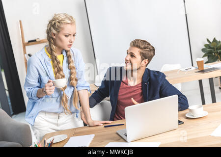 Porträt der jungen Unternehmer am Laptop arbeiten zusammen im Büro Stockfoto