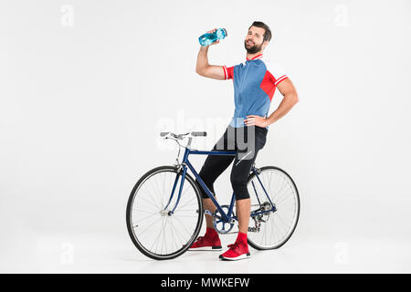 Sportler mit Fahrrad holding Sport bottle, isoliert auf weißem Stockfoto