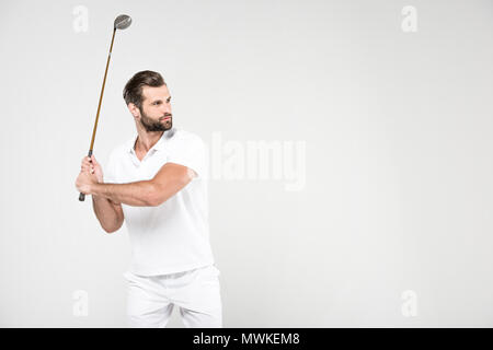 Verwirrt golf Player in weiß Sportswear mit Golf Club, isoliert auf Grau Stockfoto