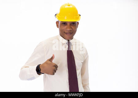 African American man mit Daumen hoch mit kopieren. Happy männlichen Ingenieur bei der Arbeit auf weißem Hintergrund Stockfoto