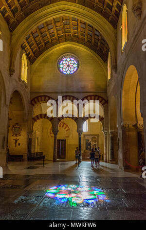 Farbenfrohe Sonnenlicht Reflektion von Glasfenster auf gefliestem Boden der Moschee in Cordoba, Spanien im September Stockfoto