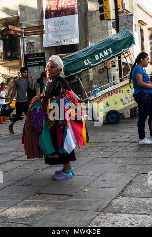 Ältere indigene Frau Verkauf von Stoffen bei Alameda de Leon Square, Oaxaca, Mexiko Stockfoto