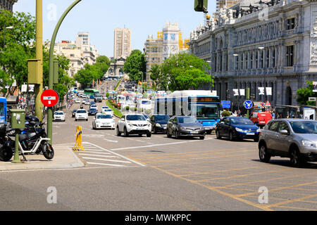 Viel Verkehr auf der Gran Via, Madrid, Spanien. Mai 2018 Stockfoto